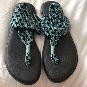 Never worn blue Sanuk